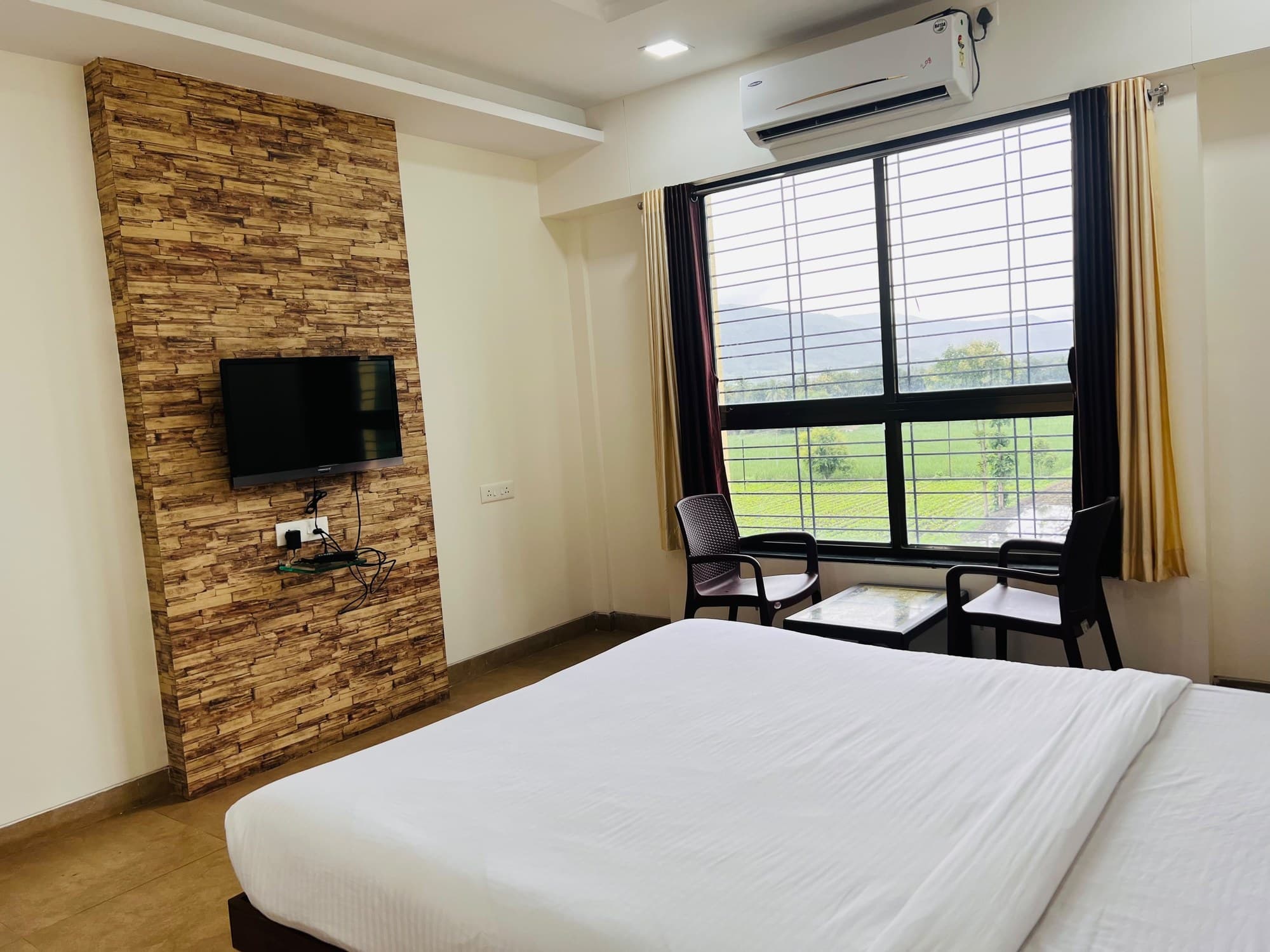 Semi Deluxe Room
